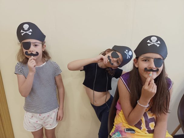 ¡Hemos creado nuestro propio sombrero pirata, bigote y parche!