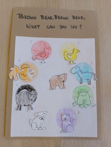 Manualidad sobre la lectura 'Brown Bear, Brown Bear, what do you see?'